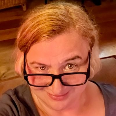 Kreativní kynoložka. Pozoruju, glosuju, venčím, vařím, blbnu. Sprostá slova, ironie, pes a jídlo included. Momentálně v Modrém nebi.