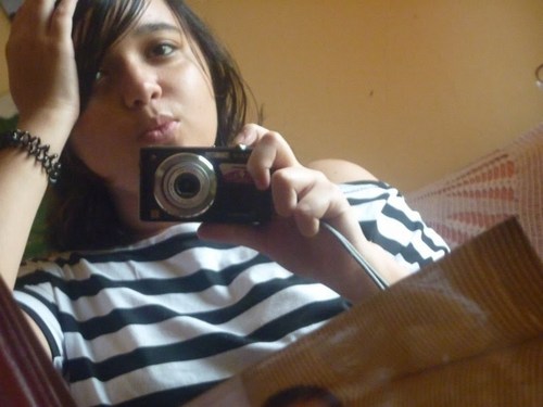 Ariana, simpatica,mineirinha, as vezes bipolar, chata, amiga, sonhadora, sensível e emotiva,.Resumindo: me segue que verá quem sou.