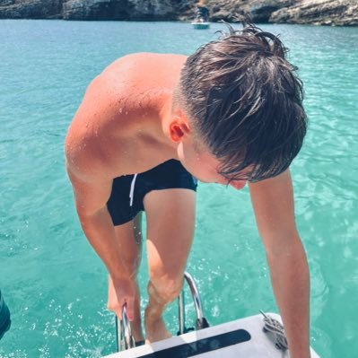 adrirgz_'s profile picture. 