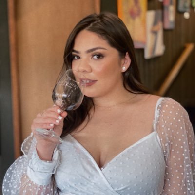 _maricarmeng's profile picture. Mexicana 🇲🇽 Marketing || CSUS 🐝 “Dios le da sus peores batallas a sus mejores guerreros” ✨