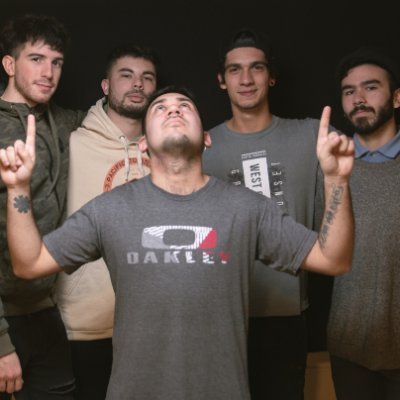 RapZodas somos una banda de Rap Fusión de Baradero, Buenos Aires.
Nachowski en el bajo, Kakiman en la batería, Fran Padula en la Guitarra, All y Zeta en el Mic.