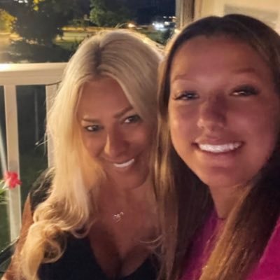 chicandsimple1's profile picture. 