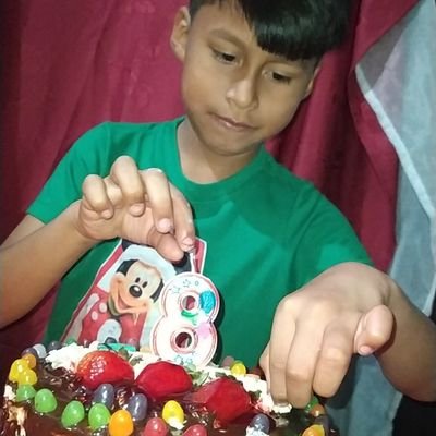 Mas Jesús, llamándolos, dijo: Dejad a los niños venir a mí, y no se lo impidáis; porque de los tales es el reino de Dios.
Lucas 18:16