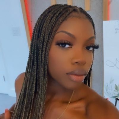 Pretty too see, hard to catch 🦋 || IG : maryellen002