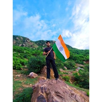 धंधा करने के लिए जेब में गांधी हो ना हो🔥
दिल में आंधी जरूर होना चाहिए।