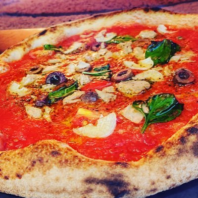 青森県弘前市のピッツェリア。県内初、イタリアナポリの協会による、「新のナポリピッツァ」認定店。自販機では主にパスタソースとドレッシングを販売しています。 自家製の玉ねぎドレッシングは大人気商品✨ pizzaの持ち帰りは店舗（0172-55-8065）まで🍕