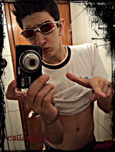Só apenas um menino: Romantico , carinhoso , muiito ciumento , libriano , namorador qer saber mais fale cmg xD : msn : caio_rick_1@hotmail.com