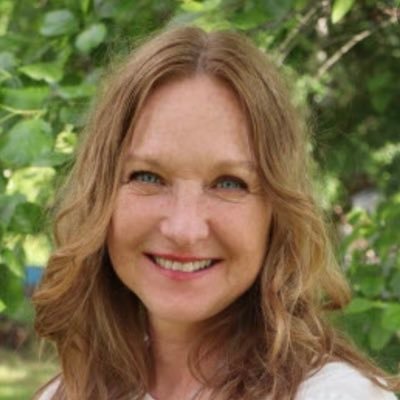 Antirasist, gillar djur och landsbygd. Thåström-fan utan sans och måtta. fd journalist, numera strategisk kommunikatör.
