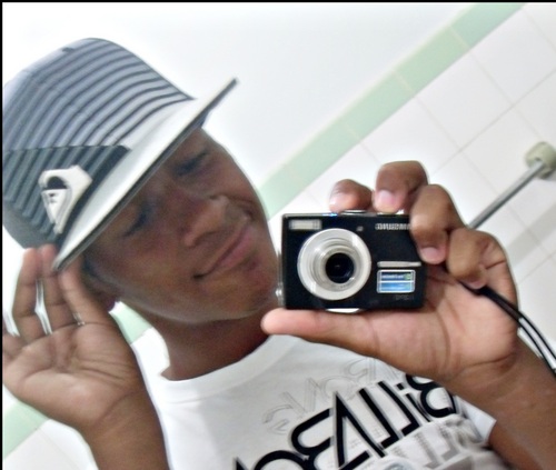 Meeenino amoroso , simpaaatico , estroovertido ee sempre tenta fazer novas amizades (: Embuusca de um Par peerfeito ;x