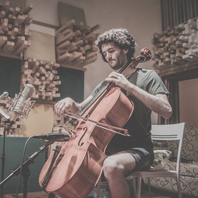 Maestrando en Cello, orientación en música contemporánea (UFRN, Brasil)
Profesor superior de violoncello (CSMCBA, Argentina) 
Lic. en Sociología (UBA, Arg.)