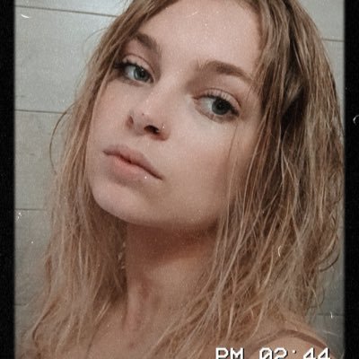 zesrdicka's profile picture. zde si jen a pouze vylévám srdíčko 🤷‍♀️