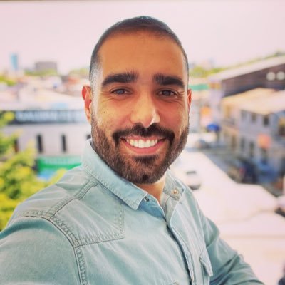 Relações Públicas de formação, geminiano, neto de duas avós incríveis e feliz, muito feliz...