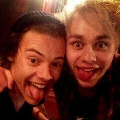 me preguntaron michael y harry o tus papás?y luego les dije pero ustedes son mis papás y nos empezamos a reír como la familia feliz que somos |