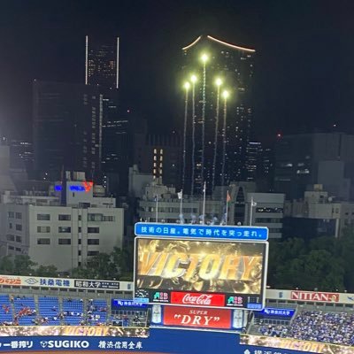 gosuke's profile picture. 某クラウド屋で「技術を語らない技術営業本部」を、ゼロから立ち上げて、そこの本部長やってます。こちらは建前と＼横浜優勝／とNBAと音楽しかツイートしないアカウントということになってますが、稀にボヤいたり能書きを垂れることがあります。