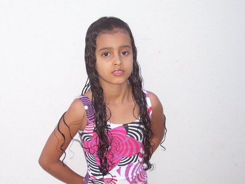 uma menina simples cheida de carisma e paciencia