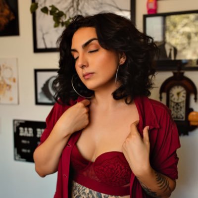 LuizaBlanco's profile picture. Barbie profissões fora da caixa.