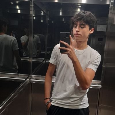 ThiaGallardo's profile picture. Velez y nada mas 💙🤍
 #Velez