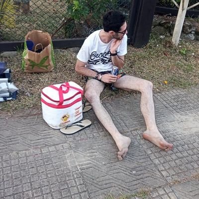 Sendo eu mesmo.

Bebo, fumo e tenho o nome sujo.

Lindo e assustador