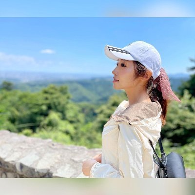 Nobody really cares if you’re miserable,so you might as well be happy。