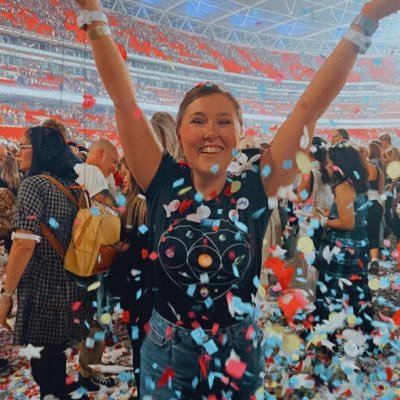 🇬🇧/🇦🇺 flight attendant ✈️ I’m so happy that I’m alive at the same time as you and Coldplay 🤍💫🪐 @aheadfulloflozza on Instagram 🫶🏻