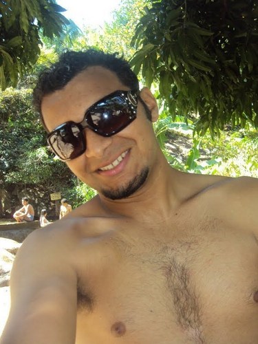 Universitário Estudante de filosofia,Ateu,Iconoclasta,compositor e poeta,Detesto modismo,moralismo e fundamentalismo...