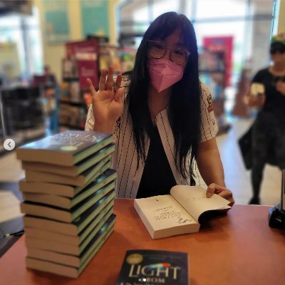 Asian-American transgender lassie.✨Hugo, Locus, Ignyte Finalist✨Alex, SCKA, and Otherwise Award Winner ✨Repped by @mere215 (literary)/@Brooke_Ehrlich (film/TV)