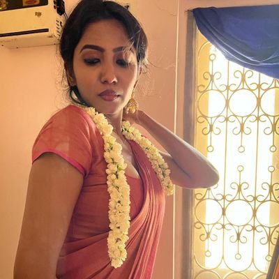 அண்ணா அவர் வெளில போயிருக்காரு. உள்ள வாங்க அவர் வர வரைக்கும் உங்க கழுத பூல நா ஊம்பி விடுறன் 🤤