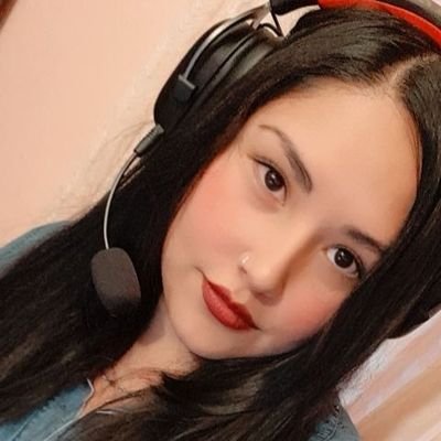 Periodista con enfoque económico y político.