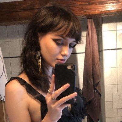 Helenemgn's profile picture. she/her