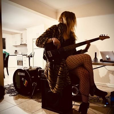 Melbourne Based singer singwriter. (she/they) 🏳️‍⚧️💜

https://t.co/uiOgFiMiN7