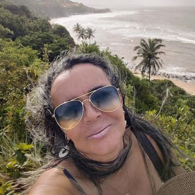 🚴🏼‍♀️🌻A única verdade é que vivo.🏖️Sinceramente, eu vivo.✈️Quem sou? Bem isso já é demais.C.L.“Respondo por meus atos, mas não espere que eu os justifique.