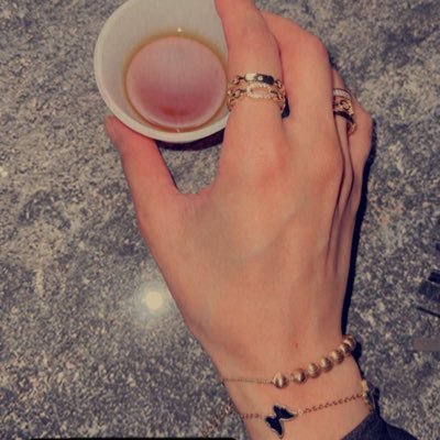 اعيش بمزاجي😴💜 يتَقاتلُ الضِدّانُ بَينَ أضالُعِي ؛ عَزْمُ اليَقينِ و حيرَةُ المُرتابِ.