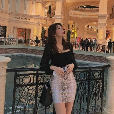 PaulineAmes20's profile picture. Me and my friends start trends.