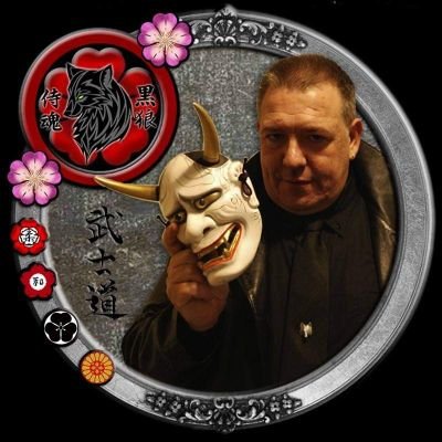 Vampiro, locutor y director de 🎙️CCUV🎙️
Opinador incorrecto e irreverente, adicto al sarcasmo y la ironía. El monstruo de tu radio.
NO ACEPTES IMITACIONES