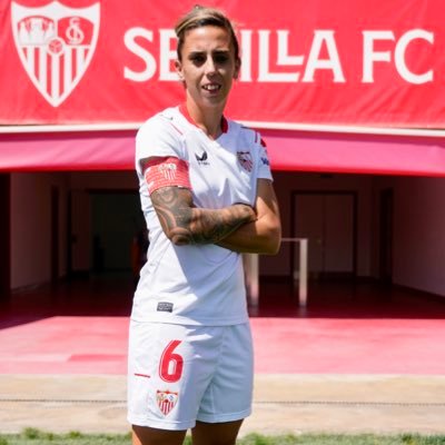 Jugadora del @SevillaFC_fem - Internacional Absoluta - Educadora Infantil - Instagram: 6nago - Creo en la vida eterna de los carnavales 🎭