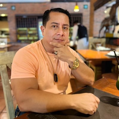 🏋🏻‍♂️ Deportista 🧑🏻‍💼Emprendedor 🫡 Militar 👨🏻‍🎓 Abogado y Notario …  💯 Un ser humano consciente de que se necesita un cambio con base en acciones.