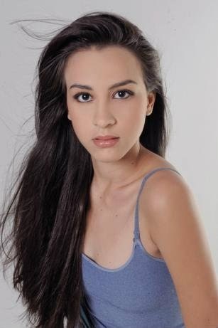 Sou uma menina simples, confiante, sempre pensando o melhor das pessoas e de mim mesmo…uma menina  muito sincera que tenta sempre ser a melhor  !