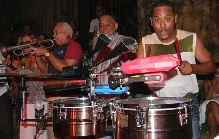 Músico de profesión he tocado con Jhonny Ventura, Los Hermanos Rosario, Coco Band, José Alberto El Canario.....