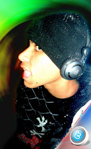 Sou o que sou, Locutor, Técnico em informática, Back Vocal, tonto, brincalhão mais nunca sonso e claro cheio de assuntos para Twittar =D