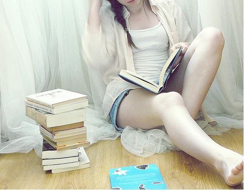 Bem, esse twitter foi criado com o intuito de ajudar os amantes dos livros a ficarem por dentro de tudo que acontece nesse maravilhoso mundo da literatura.