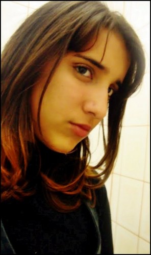 sou uma pessoa confusa , e maioria das vezes complicada ; tento entender os sentimentos das pessoas mais não gosto que brinque com os meus /