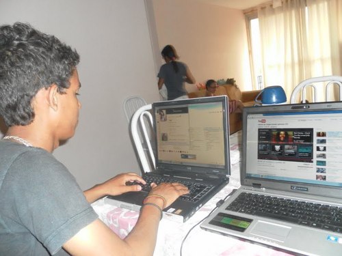 Não ligo que me olhem da cabeça aos pés..porque nunca farão minha cabeça e nunca chegarão aos meus pés. 

bσb мαяlєy.