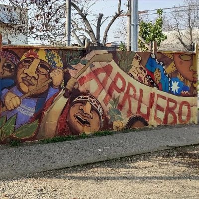 Somos el Colectivo La Quimera y estamos presentando una iniciativa en pleno desarrollo llamada  MURALES X EL #APRUEBO que consiste en una serie de 12 murales