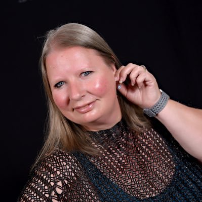 Mom, Wife, VP Marketing for Knoll and Company, PC working with DH, entrepreneur, living and loving life with my wild and crazy family in Colorado