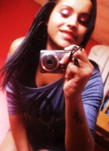 me descrever seria me limitar demais, quem muito fala pouco faz ;]  sonhadora & realista , caindo e levantando assim eu vou vivendo !