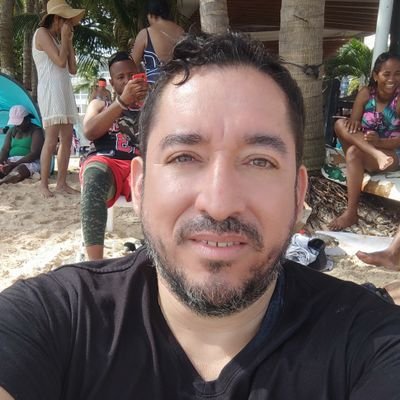Apasionado por la tecnología, los viajes y los momentos simples que hacen grande la vida. Construyendo memorias con fuego, cerveza y alma.Viviendo con propósito