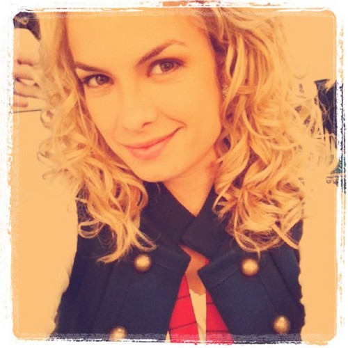 De nada vai adiantar dizer quem eu sou , pois voce ira acreditar no que os outros dizem entao tente me conhecer melhor #MSN : isabelle_music123@hotmail.com