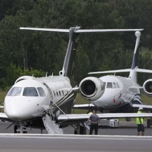 Nous dénonçons les excès des gens fortunés qui utilisent les jet privés comme si c’était des vélos au détriment de notre planète qui va déjà mal