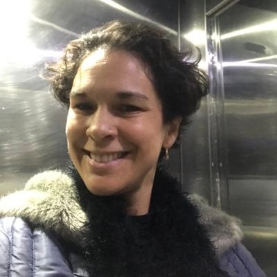 Politologa Indianista Feminista Hincha de River amante de la buena musica y el buen vino. Mamá de Martu y Camilo