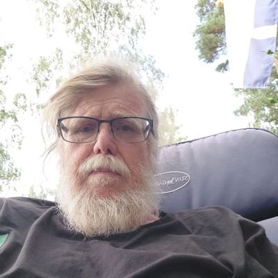 Tycker om att odla, har växthus. Har en smedja där jag gör silversmycken.